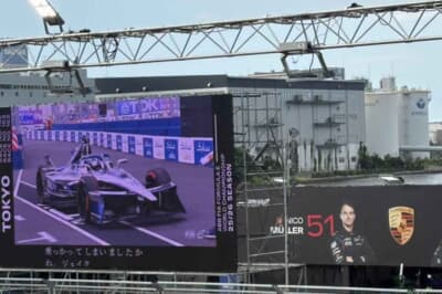 フォーミュラE 東京E-Prix:巨大なスクリーンが設置され、街の風景とレースの熱狂が違和感なく融合する。モータースポーツが人々の日常空間へ進出してきた証だ