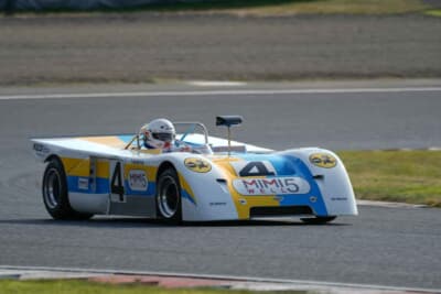 シェブロンB19 HART420S(コスワースBDG):1973年にニッセイト・レーシングが走らせた個体を、京都のKEDが再生したもの。ブルーとイエローのラインが入ったカラーリングで、当時は北野元らが操った