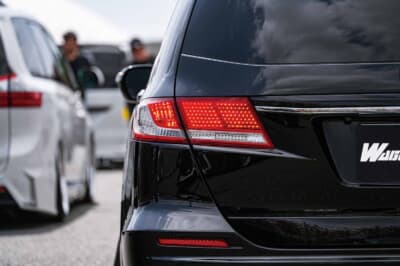 ホンダ オデッセイ:ワンオフで仕立てたLEDテールランプが後期のスタイルと調和し大人スポーティな表情を演出