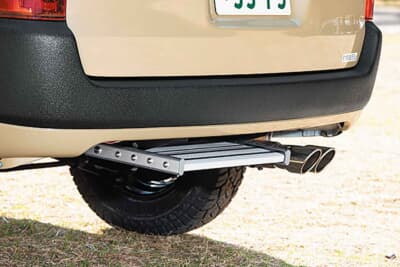 トヨタ プロボックス:車体下部にスッキリと格納されている便利な電動格納式ステップ