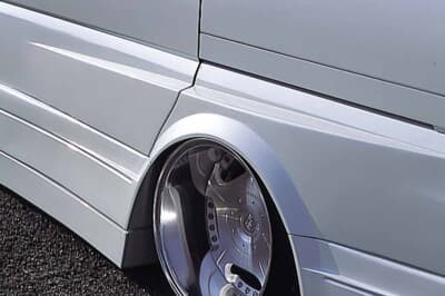 日産 エルグランド:リアもくっきりとしたブリスターにオーバーフェンダーを組み合わせ。リアホイールはリム幅12J! 圧巻だ