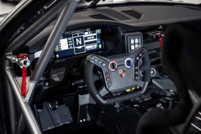 ポルシェ 911 GT4 R：10.3インチカラーディスプレイと着脱式カーボンステアリングを備えるコクピット