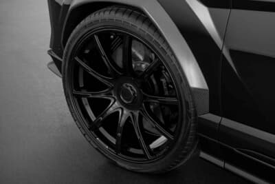 BRABUS 900 SUPERBLACK：路面に張り付くような低さを実現するフロントホイールとフェンダー