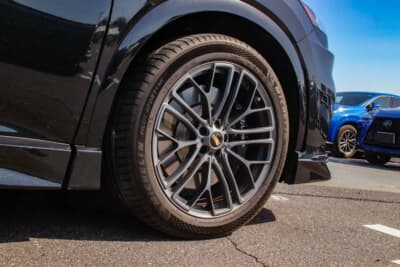 レクサス RX 500h F SPORT Performance:マットグレーの21インチBBSホイールが足元を引き締める