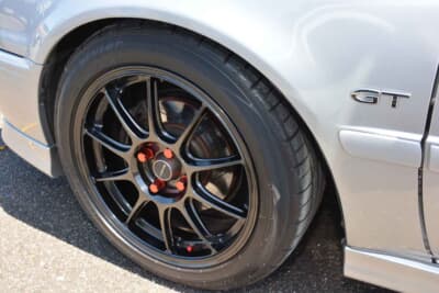 トヨタ カローラGT:TRD製のパーツで締め上げられた足まわりとスポーティな社外アルミホイール