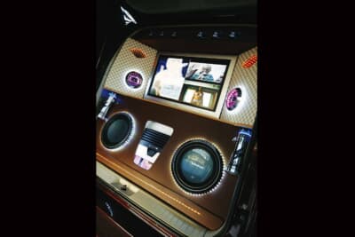 日産 エルグランド:40インチや30インチをはじめ大小さまざまな液晶モニターをウォールスタイルでレイアウトした圧巻のラゲッジスペース