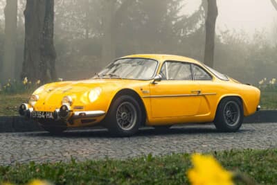 8万6250ユーロ（邦貨換算約1592万円）で落札されたアルピーヌ・ルノー「A110-1300G」 （C）2026 Courtesy of RM Sotheby's