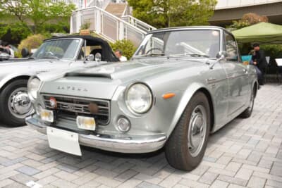 ダットサン フェアレディ2000：夏の厳しい直射日光を避けるために純正ハードトップを装着した美しいフロントスタイル