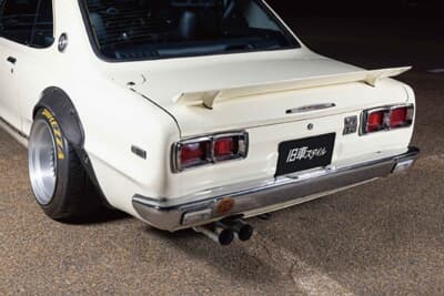 日産 スカイライン：王道の50Φデュアルマフラーを装着し、迫力あるエキゾーストノートを奏でる