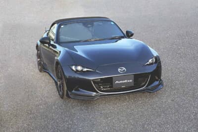 マツダ ロードスター:炎天下の駐車時における車内温度の上昇や紫外線による内装へのダメージを軽減する専用サンシェード