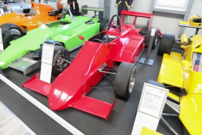 アンソン SA4:アルミハニカムとカーボンファイバーのハイブリッド・モノコックを採用したSA3の後継モデル