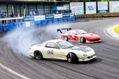 マツダ RX-7:2台が連なって走行する追走形式で競われたドリフト競技の決勝戦