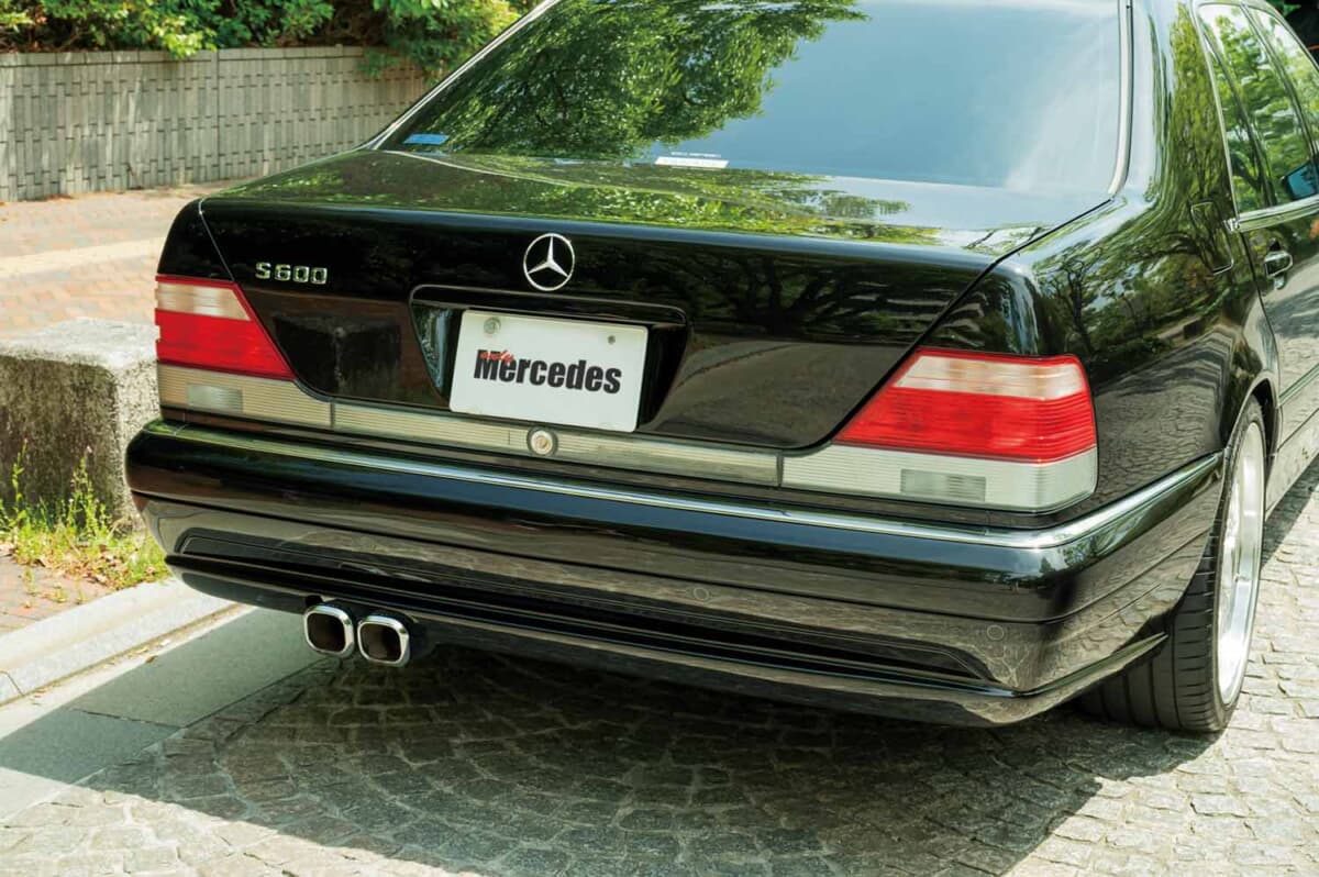 メルセデス・ベンツ S600L：リアバンパー周り。「S600」エンブレムとデュアル出しのマフラーカッターが、ロリンザー仕立ての足元を引き締める