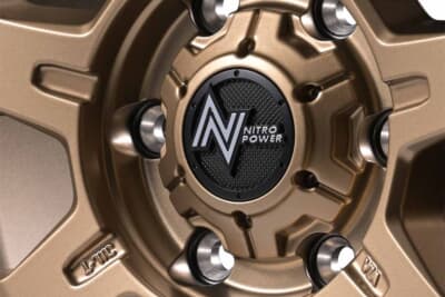NITRO POWER M7 PHALANX:センターサークルの立ち上がり部にもう1段サークルを設け、深く立体的な造形を実現。星形のメカニカルなセンター周囲もギア感満点だ
