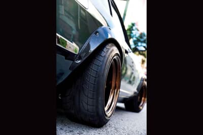 日産 フェアレディZ：リアには15×10.0サイズのグロースターを履きムチッとしたスパルタンな足元を演出