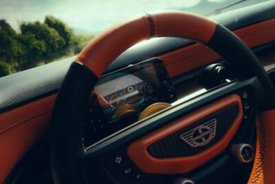 ドンカーブート P24 RS：ステアリング奥のデジタルメーター。PTCの出力設定は走行中に400ps、500ps、600psへ切り替えられる