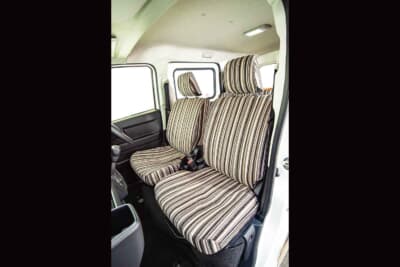 トヨタ ピクシスバン：1・2列目セットでオプション設定（15万8500円）される専用シートカバー。前席からストライプ柄に統一することで、車内空間のオシャレ度が劇的に向上する
