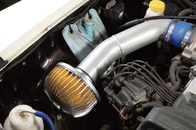 日産 プリンス・スカイライン：吸気系にはキノコ型の剥き出しエアクリーナーを採用し、自然吸気エンジンならではの鋭いスロットルレスポンスと吸気音を追求している
