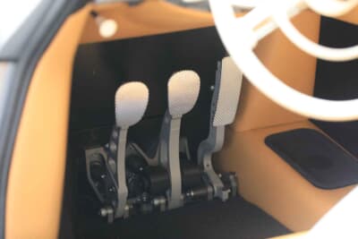 ポルシェ 356 European SL:フロアから生えるオルガン式のペダルレイアウト。5速ドグミッションとの組み合わせにより、ダイレクトでレーシーな操作感を提供する