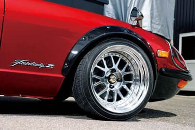 日産 フェアレディZ：旧車のボディに深リムの18インチホイールというネオクラシックなアプローチ。ナギサオートのピロロアアームでアライメントも適正化されている