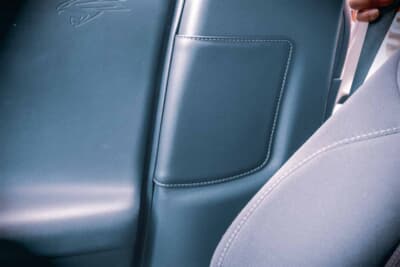 トヨタ 80系ハリアー：Bピラーパッドなど普段触れる場所や目に入る部分にレザーの風合いをプラスすることで特別感をさらに高める