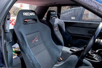日産 スカイラインGT-R：フロントシートにはコクピットオリジナルのレカロSRIIIを装着し、ホールド性とデザイン性を高めている