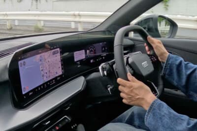 アウディ Q3:先進的なデジタルコクピットと操作性に優れたコラムシフトの融合
