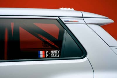 アルピーヌ・ラコステ A290 ラリー:リアウインドウに誇らしげに掲げられたモデル名とフランス国旗のデカール