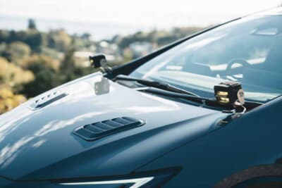 トヨタ プリウス：ボンネットの両端に装備したLEDライトはRAV4から移植。ボンネット上にはダミーダクトも配置
