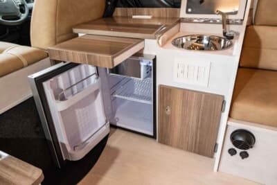 トヨタ ハイエース：キャンピングカーの長旅に不可欠な冷蔵庫や電子レンジなどをスマートに配置したレイアウト