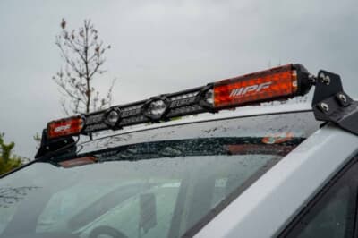 三菱「デリカD:5」:ルーフに備わる大型LEDライトバーは夜間のドッグランで愛犬を照らすための実用装備。装着にはオートフラッグスのステーを使用