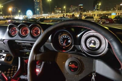 日産 フェアレディZ:スタックやデフィ製のアイテムへと置き換えられスポーティなメーターまわり