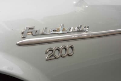ダットサン フェアレディ2000：シルバーのボディサイドで誇らしげに鈍い輝きを放つ「Fairlady 2000」のエンブレム