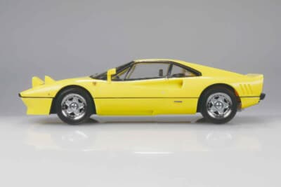 フェラーリ GTO：付属のシールを貼るだけで、エンブレムやモール類の細かな塗り分けも簡単に再現できる