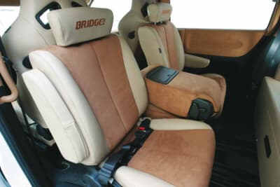 日産 エルグランド:フロントと同じ様に張り替え。シートはすべてブラウンアルカンターラ×ベージュレザーで張り替えている。贅沢!
