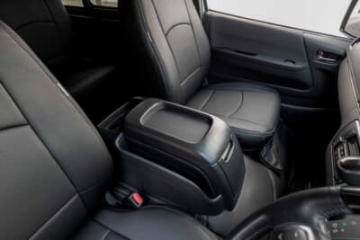 トヨタ ハイエース：運転席と助手席の間にあるセンターコンソールにも専用パネルを用意。無機質な樹脂パーツが上質なレザー調へと生まれ変わる