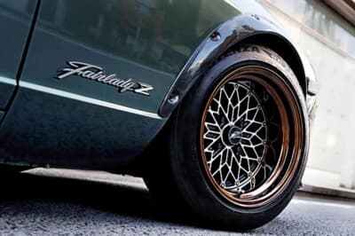 日産 フェアレディZ：フロントに15×9.0サイズのオリジナルホイールであるグロースターを装着する