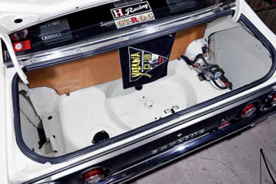 日産 スカイライン：バッテリー移設やコレクタータンクの配置など、トランクルーム内もレーシングカーさながらの機能的なレイアウトが施されている