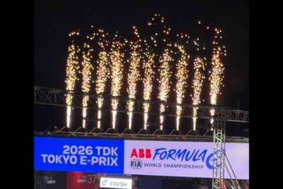 フォーミュラE 東京E-Prix:夜空を彩る美しい花火とともにフィナーレを迎える。都市とモータースポーツが共存する、未来のエンターテインメントの形である
