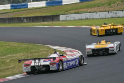 F3000をベースにしたGen-3のマシンは、Gen-2マシン(中央)より車体もタイヤサイズも大きく、リアウイングも巨大。当然ダウンフォース量も多く、ストレート、コーナー共に、素晴らしい速さを発揮する