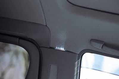 日産 エルグランド:インテリアのピラーの上部には間接照明をセット。ナイトシーンでは白い光が幻想的に広がる