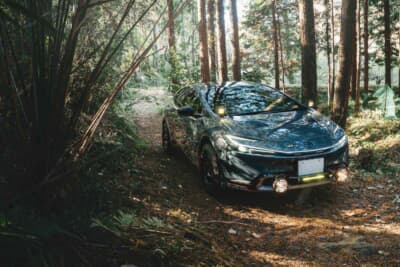 トヨタ プリウス：E-fourの強力なトラクションに加えてリフトアップしていることもあり、ガンガン走れる