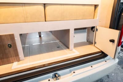 トヨタ ハイエース：リアゲートを開くと現れる、押すと飛び出す取っ手が付いた利便性の高い収納スペース