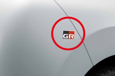 新型アクア:GR ディスチャージテープはGRのロゴが入り、見た目にもカッコいい。4枚セットだ