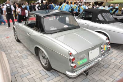 ダットサン フェアレディ2000：ソフトトップから純正ハードトップへ変更したことでより流麗になったリアスタイル