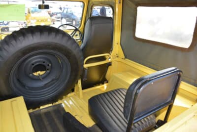 スズキ ジムニー:乗車定員3名仕様のため、助手席の後ろにスペアタイヤが縦置きで備わる独特のレイアウト