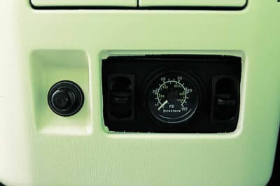 日産エルグランド:エアサスのスイッチ&メーターは灰皿部分へ埋め込む。元からそこにあったかのようなナチュラルな雰囲気がオトナで好印象