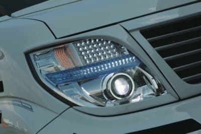 日産 エルグランド:ヘッドライト中央のLEDラインはウインカー連動で16パターンに光が流れる仕様 。またライト上部はハイビームをキャンセル、デイライト化