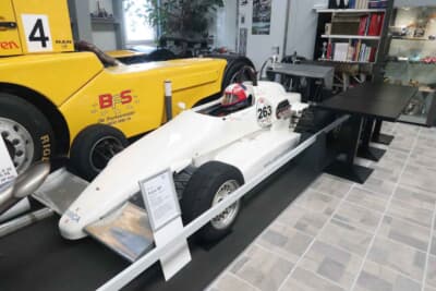 スイカ 387:スイスのレーシングチームが1987年に製作。アルミツインチューブにカーボンパネルを組み合わせたモノコックを採用
