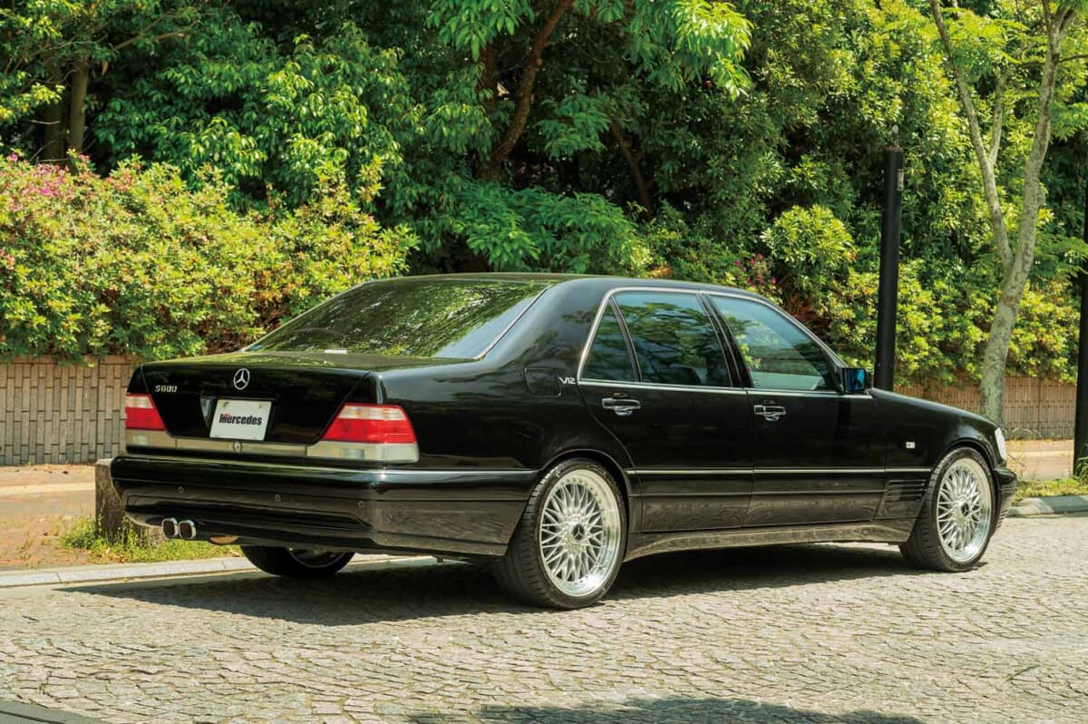 メルセデス・ベンツ S600L：リア3/4アングル。全長5mを超える堂々たるボディに、20インチのBBSホイールがバランスよく収まる